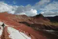 Bunte Berglandschaft in den Anden mit Schnee.