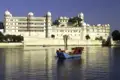 Traditionelles Boot vor dem Stadtpalast von Udaipur.