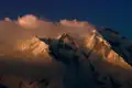 Schneebedeckte Berggipfel im Abendlicht.