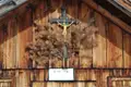 Kruzifix und Tannenzweige an der Drusti Alm.