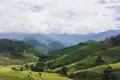 Terrassenförmig angelegte Reisfelder in einer bergigen Landschaft.