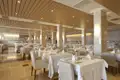 Restaurant im Santo Tomas mit vorbereiteten Tischen für die Gäste.