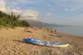 Kajak am Strand mit Sonnenanbetern und Spaziergängern.