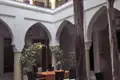Traditioneller Innenhof mit Sitzgelegenheiten.