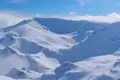 Verschneite Berglandschaft im Winter.