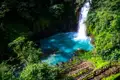 Spektakulärer türkisblauer Wasserfall inmitten des Dschungels.