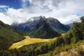 Talblick mit schneebedeckten Bergen