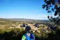 Aussicht auf ein Bergdorf während einer Wanderung.