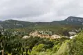 Blick auf ein Dorf in den Bergen.
