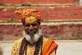 Sadhu in traditioneller Kleidung und Stirnbemalung.