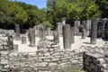 Antike Säulen und Mauerreste einer historischen Stätte.