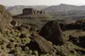 Felsformationen und Geröll prägen diese Landschaft.