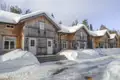 Holzhütten im Winter.