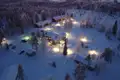 Luftaufnahme der Ferienanlage im Schnee, beleuchtet in der Dämmerung.