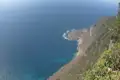 Felsige Küste mit Blick auf das Meer.