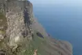 Steile Klippenformationen an der Küste mit Blick auf das Meer.