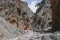 Wanderung durch eine felsige Schlucht mit steinigem Flussbett.