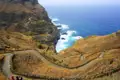 Serpentinenartiger Küstenweg mit Blick auf das Meer