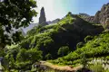 Spektakuläre Felsformation inmitten einer grünen Landschaft mit Bananenplantagen.