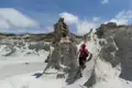 Wanderer in weißer Felslandschaft