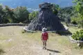 Wanderer bei einer Köhlerhütte.