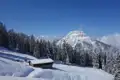 Verschneite Hütte in den Bergen im Winter.