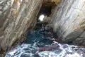 Meeresgrotte mit blauem Wasser und Felsformationen.