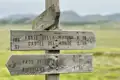 Wegweiser mit Wanderzeiten zu verschiedenen Zielen, darunter Fonte della Macina, Castel del Monte, Vado di Siella und Rigopiano.