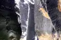 Steile Felswände einer engen Schlucht, die von unten fotografiert wurden.