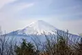 Der majestätische Berg Fuji, schneebedeckt, im Hintergrund.