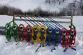 Schneeschuhe und Stöcke für eine Schneeschuhwanderung im Schnee.