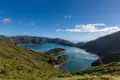 Ausblick auf einen Kratersee.
