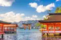 Das schwimmende Torii-Tor des Itsukushima-Schreins in Miyajima, Japan, ein UNESCO-Weltkulturerbe.
