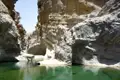Smaragdgrüner Pool in einer Felsenschlucht.