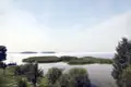 Schilfinseln im See mit Segelboot und Inseln im Hintergrund.