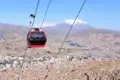 Seilbahnkabine über La Paz mit Blick auf die Stadt und die Berge.