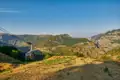 Seilbahnkabine über einer Berglandschaft.
