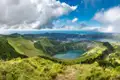 Atemberaubende Aussicht auf den Kratersee Sete Cidades mit seinen beiden Seen, Lagoa Azul und Lagoa Verde, eingebettet in die vulkanische Landschaft der Azoren.