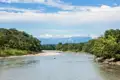 Fluss im Dschungel mit Bergen im Hintergrund