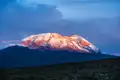 Der Kilimandscharo, Afrikas höchster Berg, im Morgengrauen.