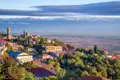 Panorama einer georgischen Stadt mit traditioneller Architektur und Bergkulisse.