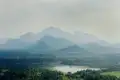 Berge und Landschaft im Dunst.