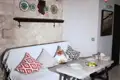 Essbereich mit Sofa, Tisch und Dekoration.