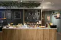 Frühstücksbuffet mit verschiedenen Speisen und Getränken, darunter Kaffee, Saft und Gin Tonic.