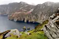 Steile Klippen und felsige Küste am Meer.