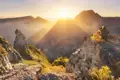 Sonnenaufgang über einer Berglandschaft.