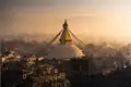 Der Boudhanath Stupa, ein wichtiges buddhistisches Heiligtum in Kathmandu, erstrahlt im Morgenlicht.