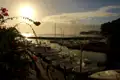 Yachthafen bei Sonnenuntergang mit Booten und einer Mole.