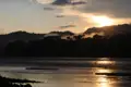 Sonnenuntergang über dem Fluss und dem Regenwald.
