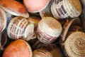 Handgefertigte Körbe aus Stroh, die traditionelles Handwerk repräsentieren.